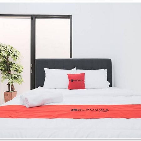 מלון ג'קרטה Reddoorz Near Kota Tua 2 מראה חיצוני תמונה
